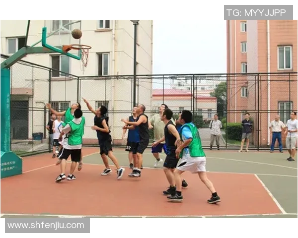 打篮球是大家的共同爱好让我们一起享受运动带来的快乐与友谊